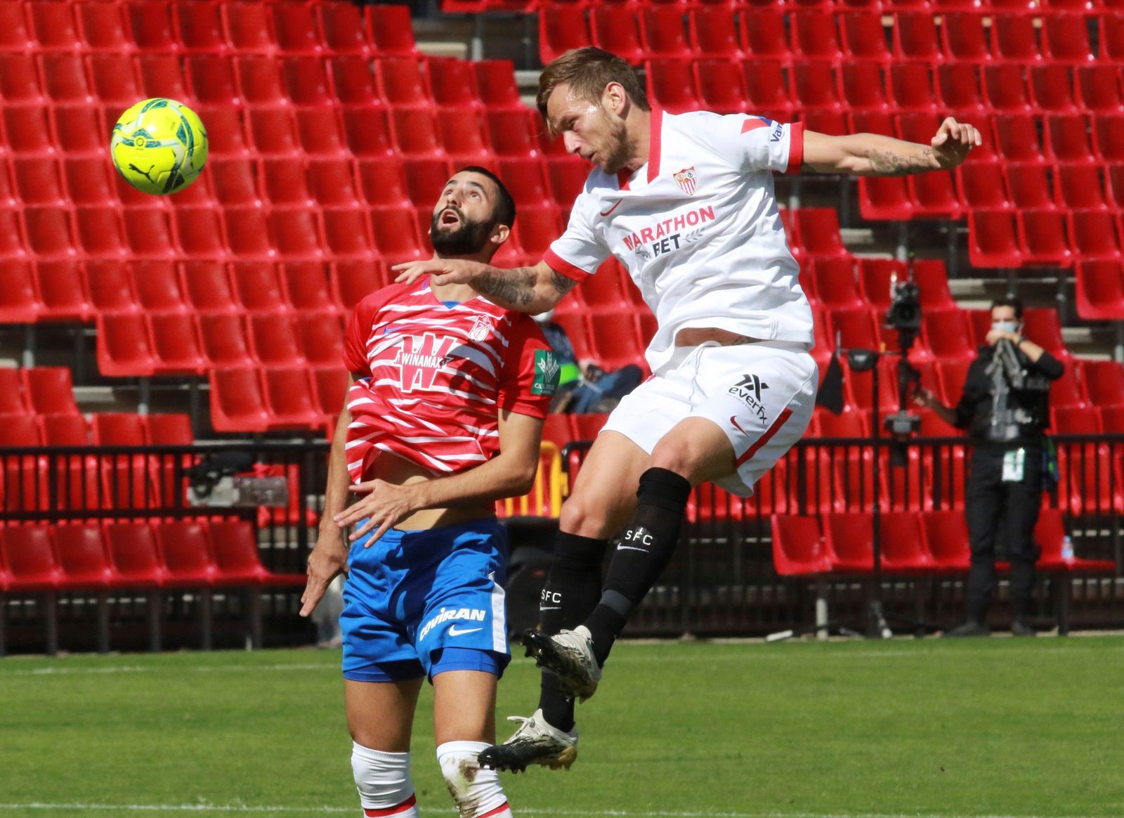Rakitic se impone por alto al centrocampista francés Gonalons.