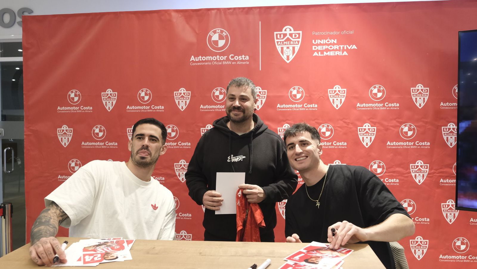 La firma de autógrafos de Jon Morcillo y Miguel de la Fuente en Automotor Costa BMW
