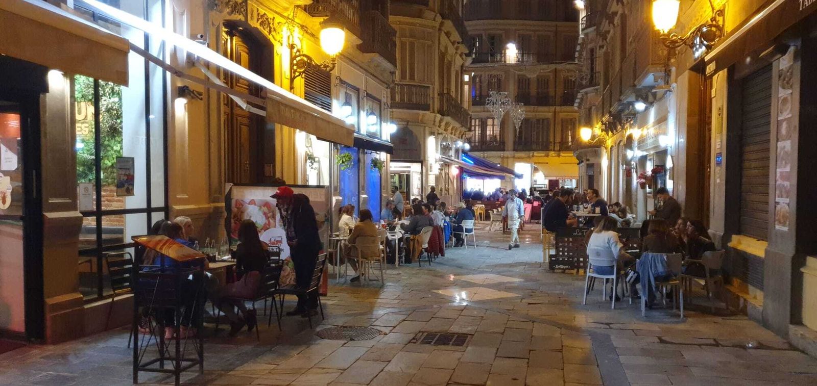 Fotos del 'lleno' en el Centro de Málaga, que apura el toque de queda