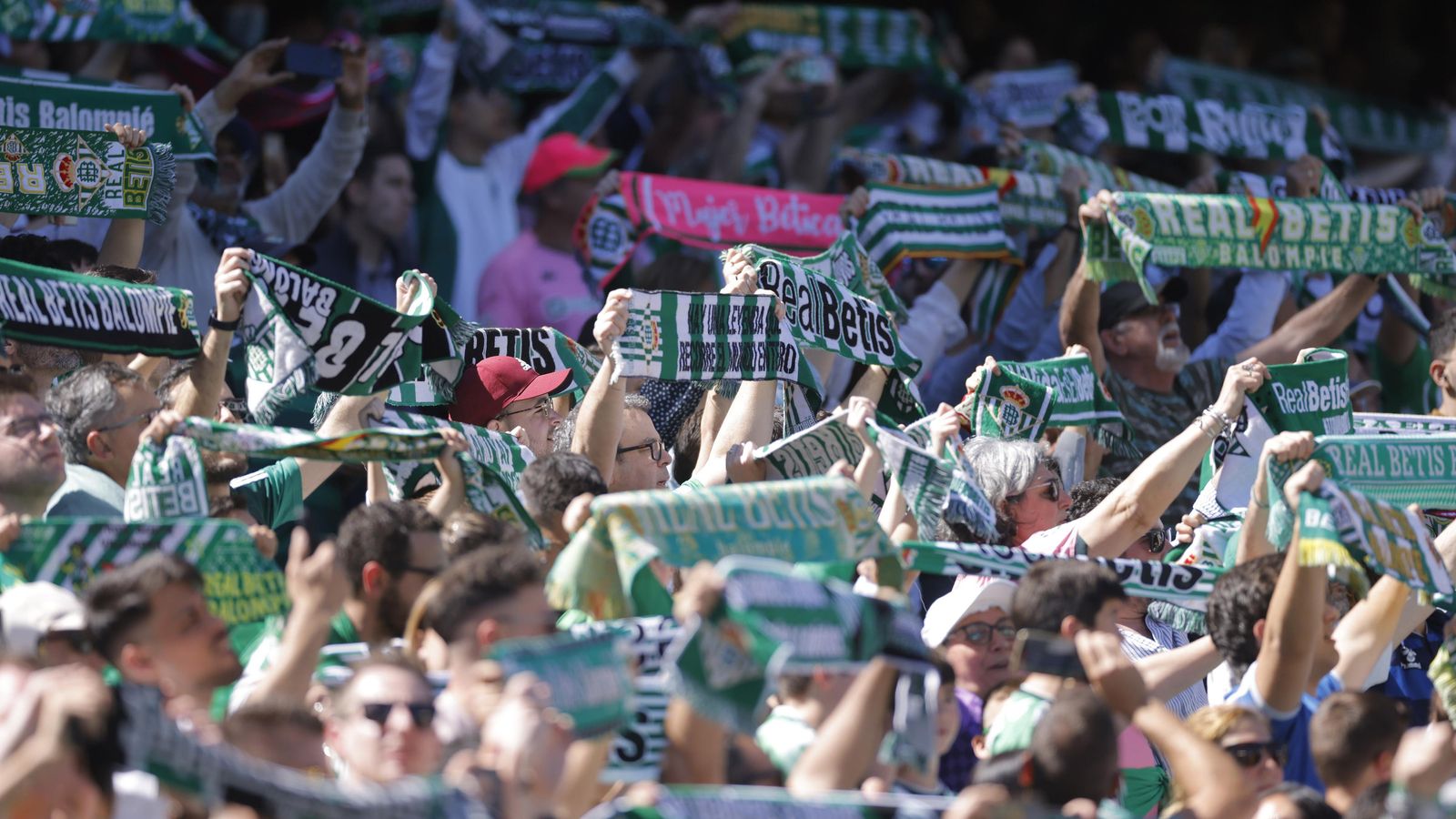 Aficionados béticos en uno de los partidos en el Benito Villamarín