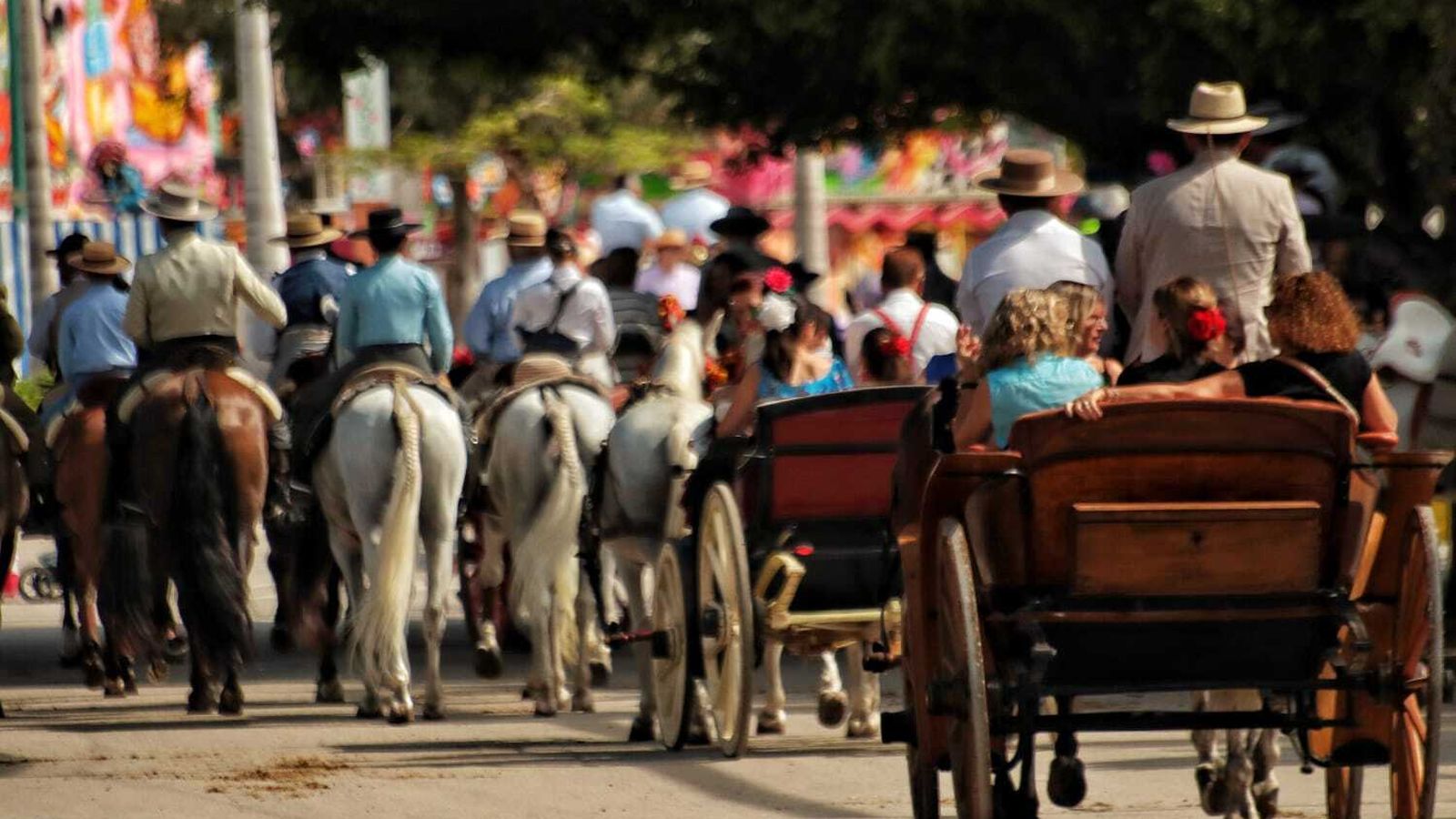 Un grupo de caballistas en el recinto ferial.