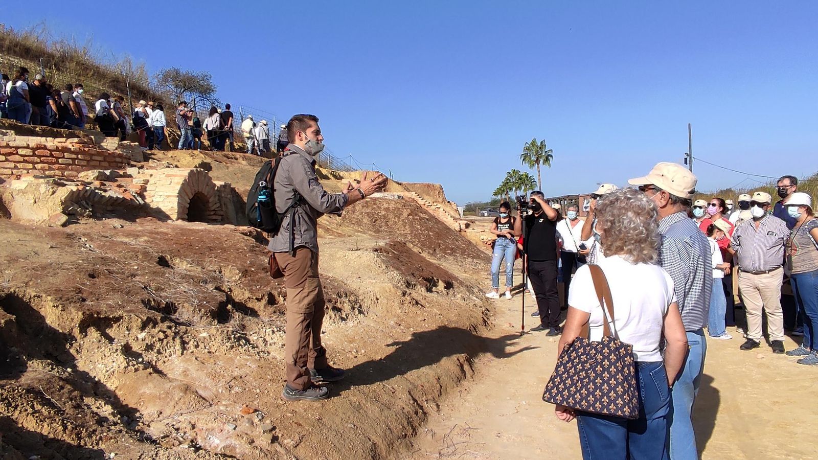 El arqueólogo Alberto Bermejo muestra parte del yacimiento.