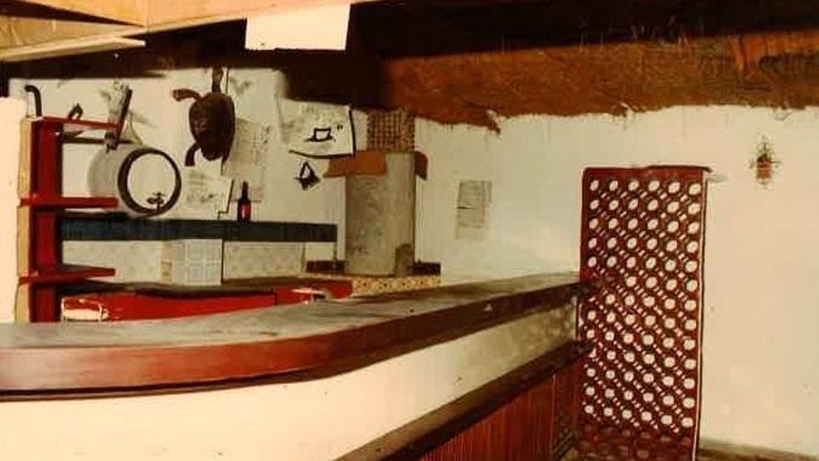 Interior del bar La Tortuga, donde se observa el caparazón colgado en una de las paredes.