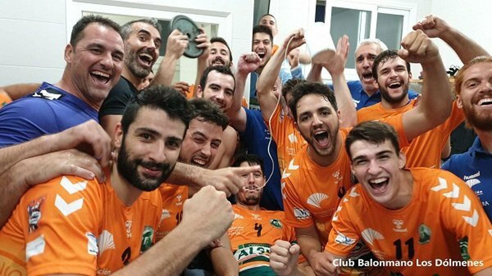Celebración en el vestuario de los jugadores del Alsur Antequera tras la victoria.