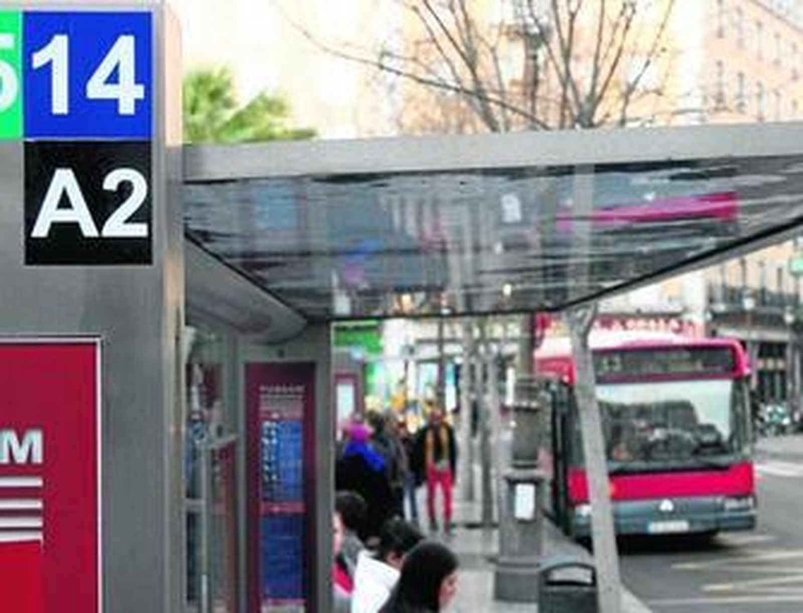 Una parada de Tussam en la Plaza del Duque.