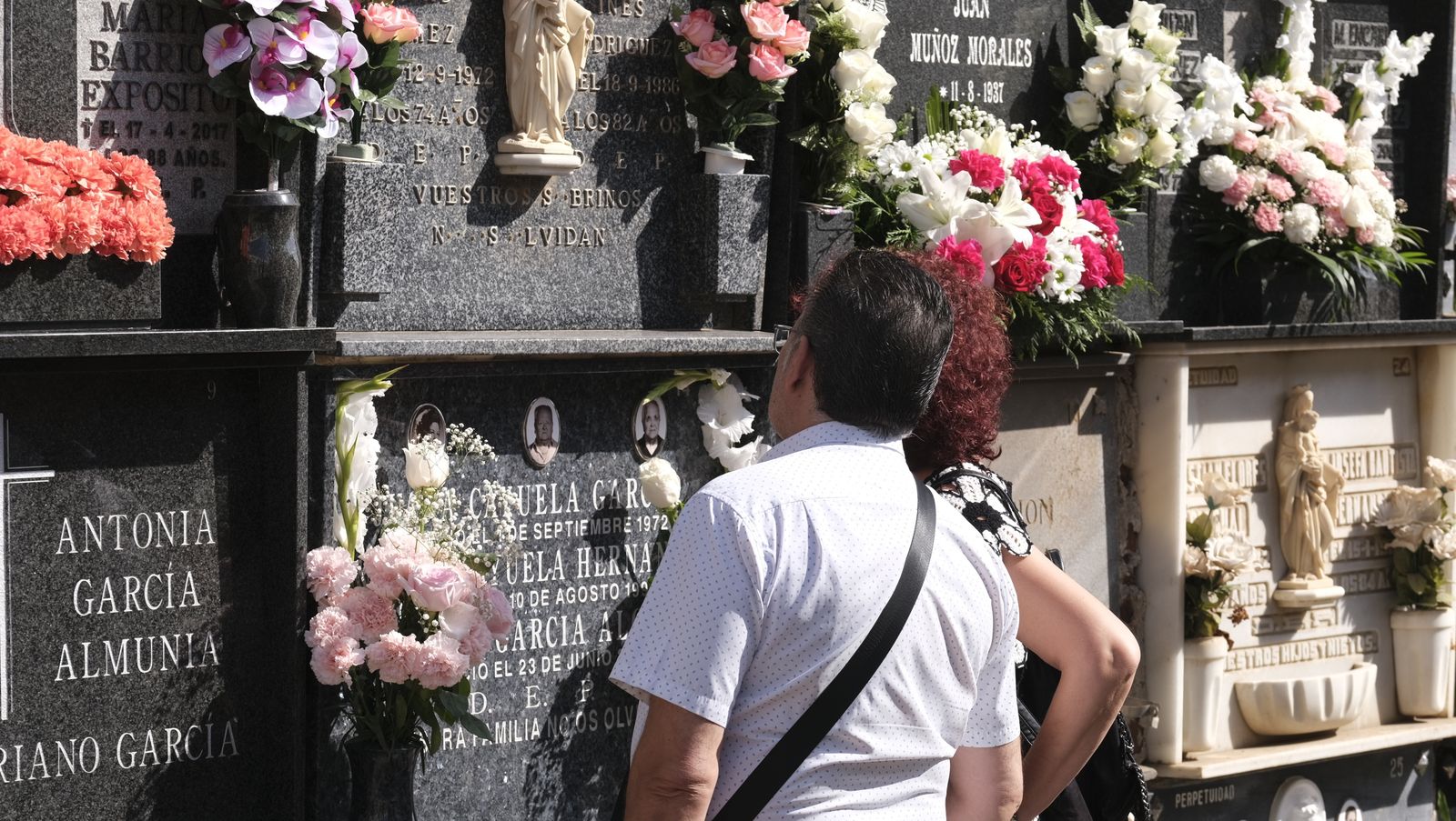 Imágenes del Día de Todos los Santos en el Cementerio de San José de Almería