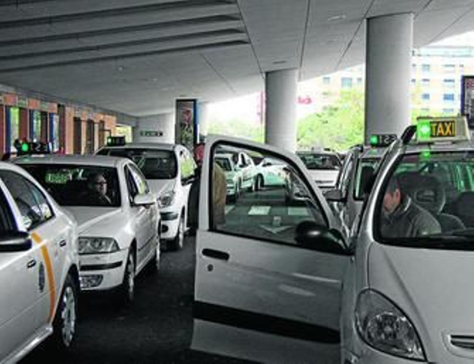 Taxistas esperan a los clientes en la parada de la estación de Santa Justa.