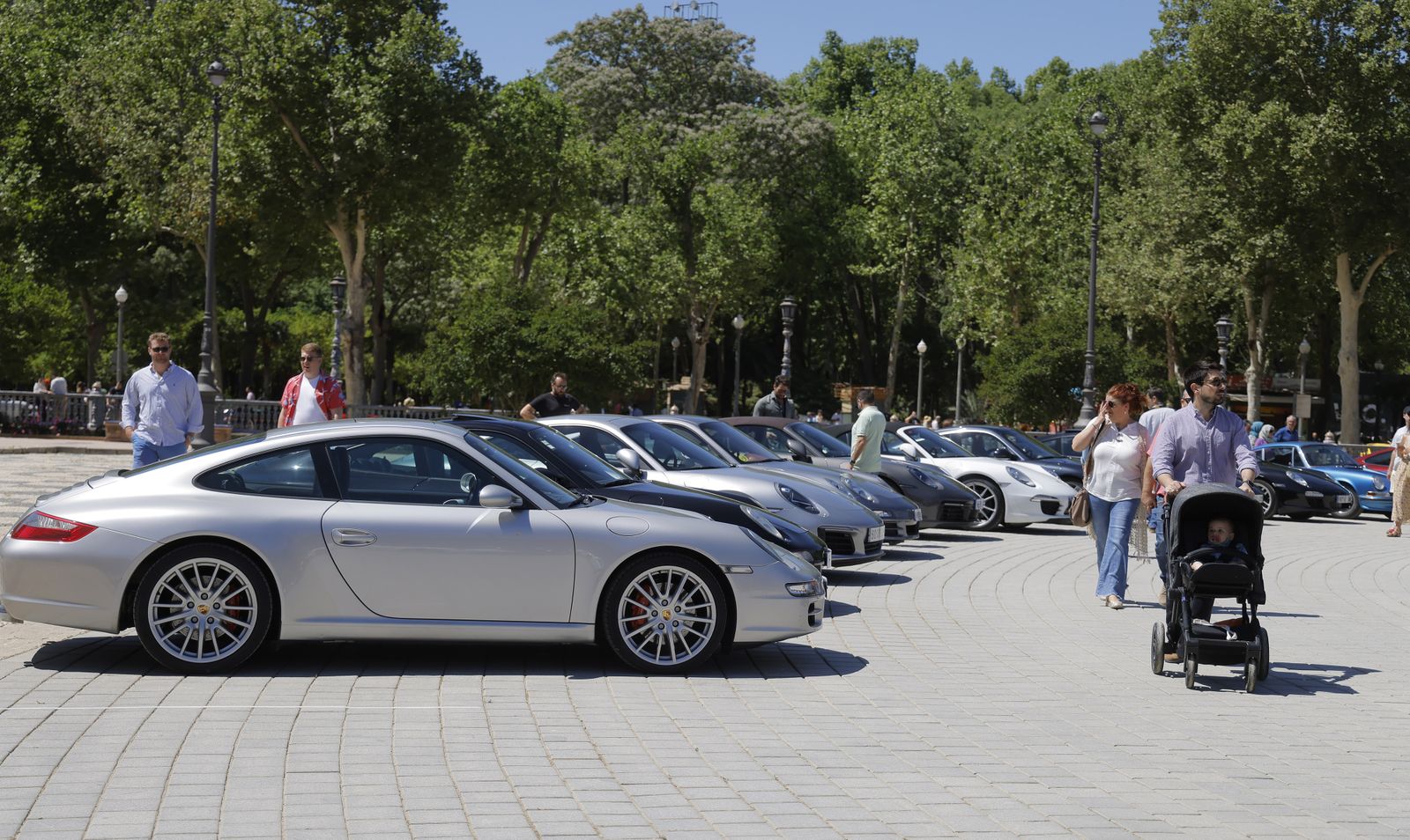 Las imágenes del 60º aniversario  del Porche 911 en la Plaza de España de Sevilla