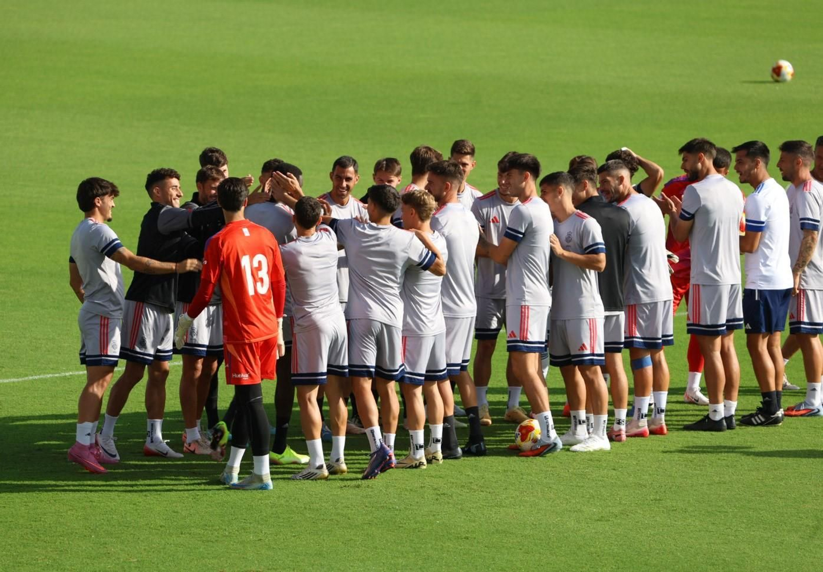 La plantilla realiza el 'pasillo de collejas' a Malam Camará.
