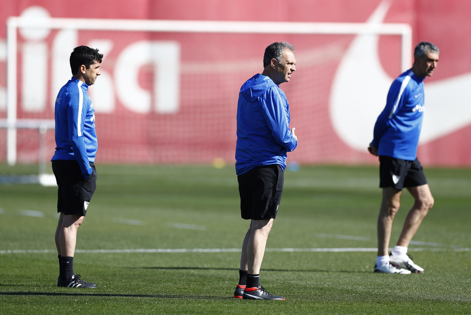 Joaquín Caparrós, entre Paco Gallardo y Antonio Álvarez, en un entrenamiento.