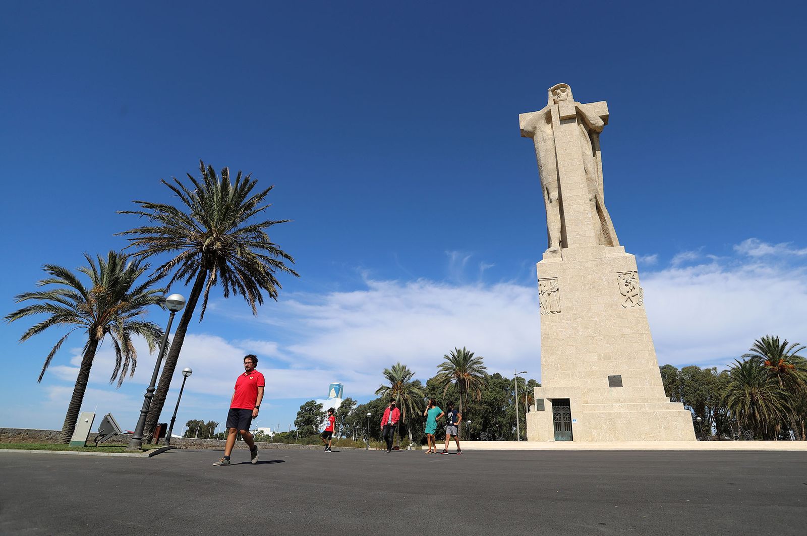 Paseantes en el entorno del Monumento a Colón en la Punta del Sebo.