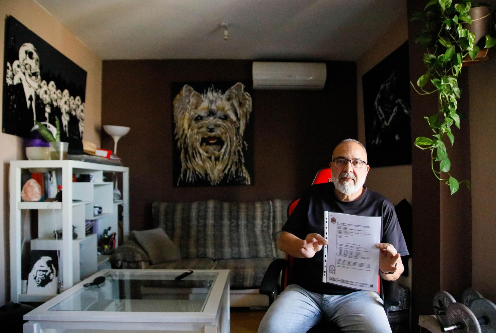 Javier Rodríguez, presidente de la comunidad, sostiene una sentencia judicial que avala a los vecinos.