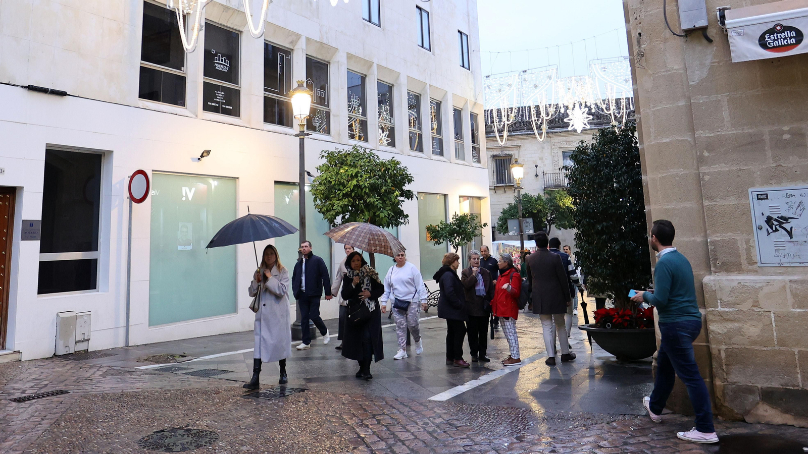 Ambiente de fiesta pasado por agua en las zambombas de Jerez
