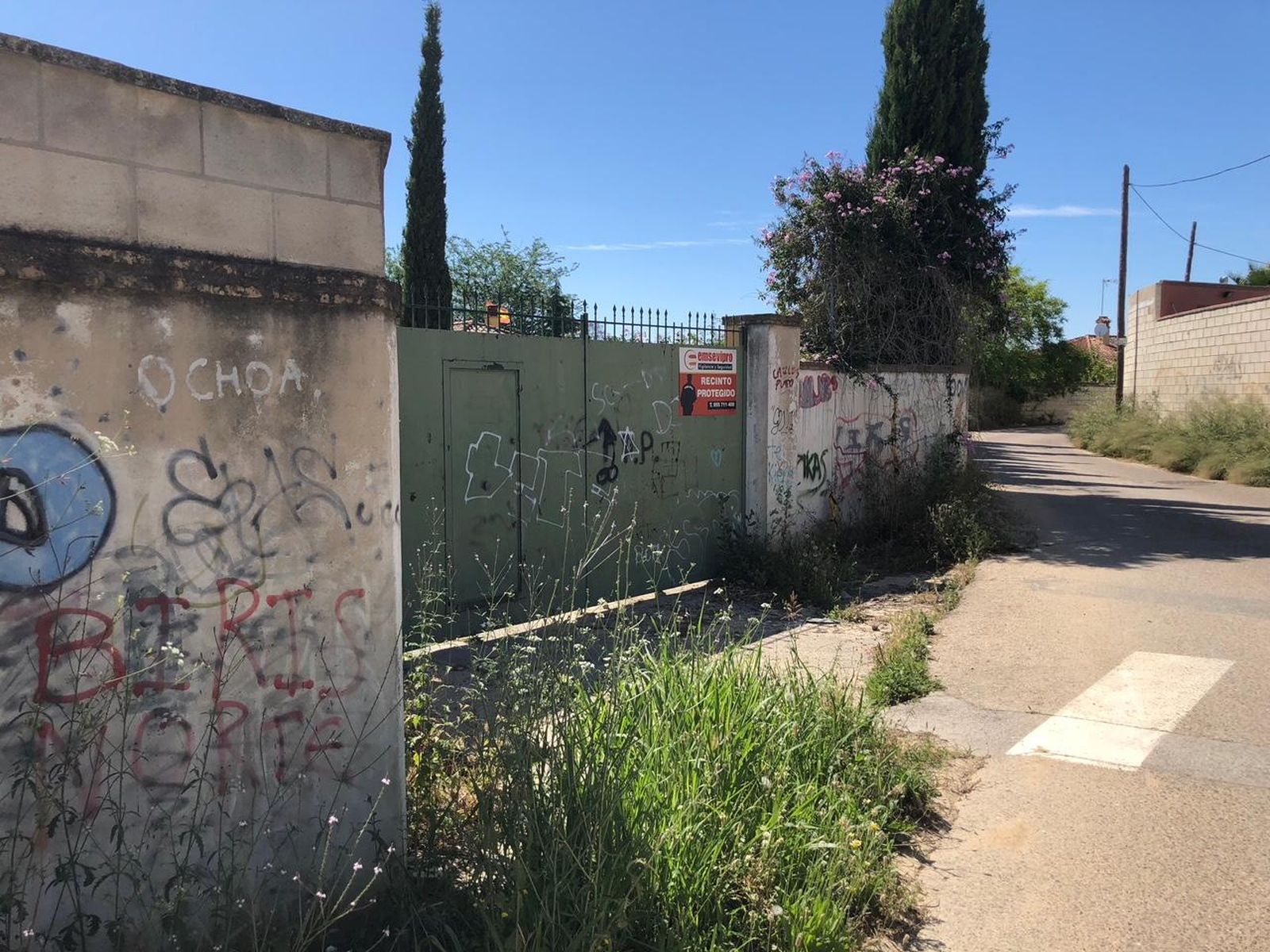 Cierre de la urbanización a cuya apertura se oponen los vecinos.