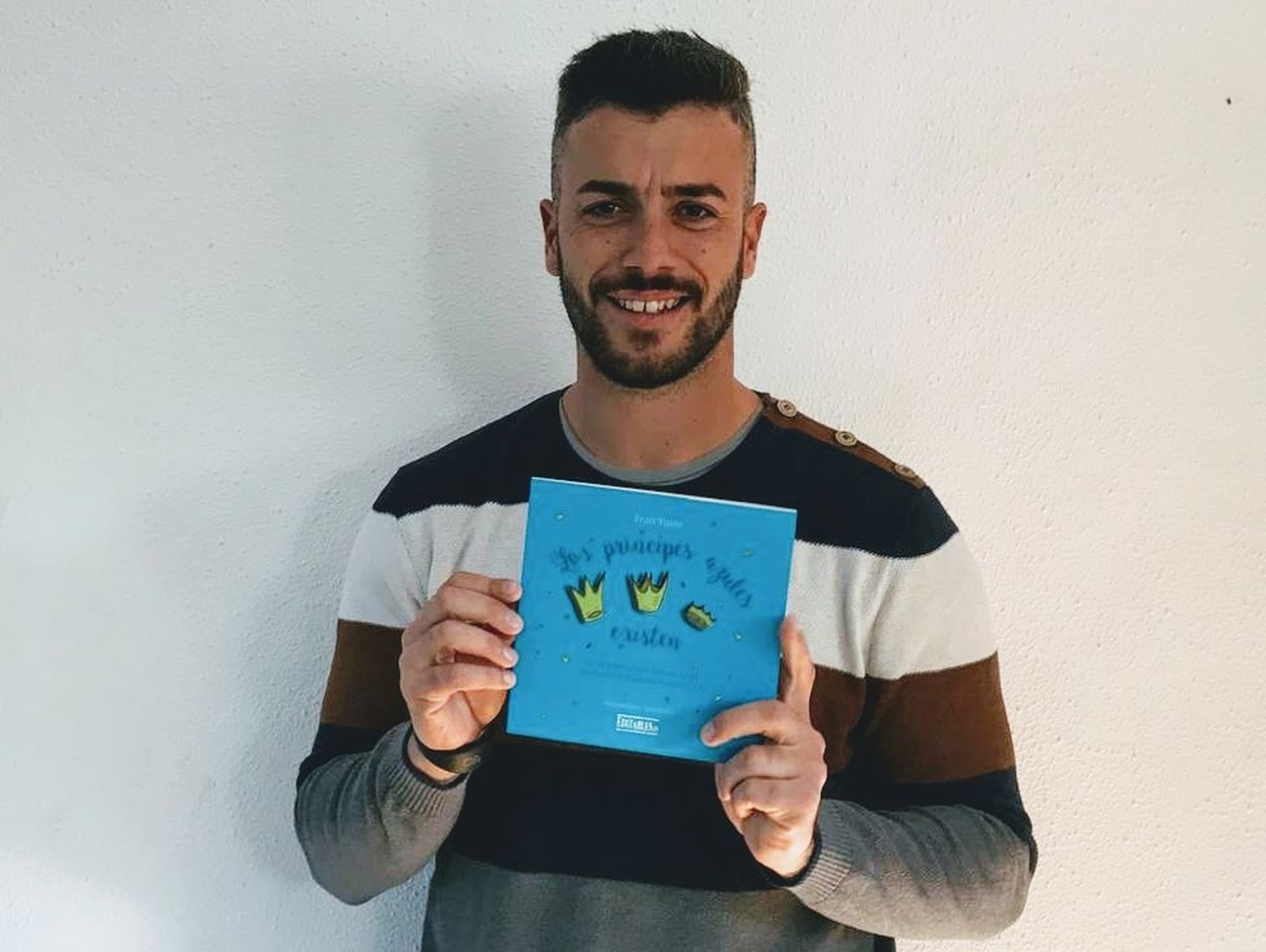 Fran Yuste mostrando un ejemplar de su libro 'Los príncipes azules existen'.