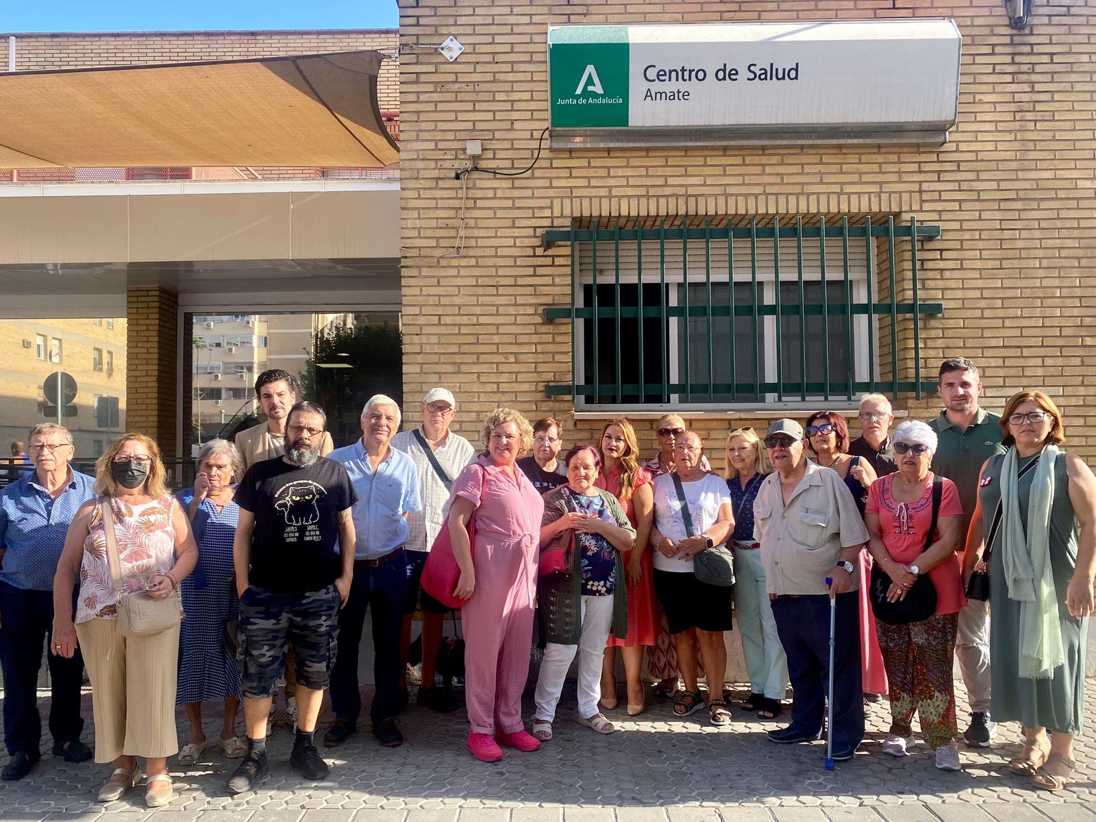 Las socialistas entre vecinos y simpatizantes a las puertas del centro de salud de Amate.