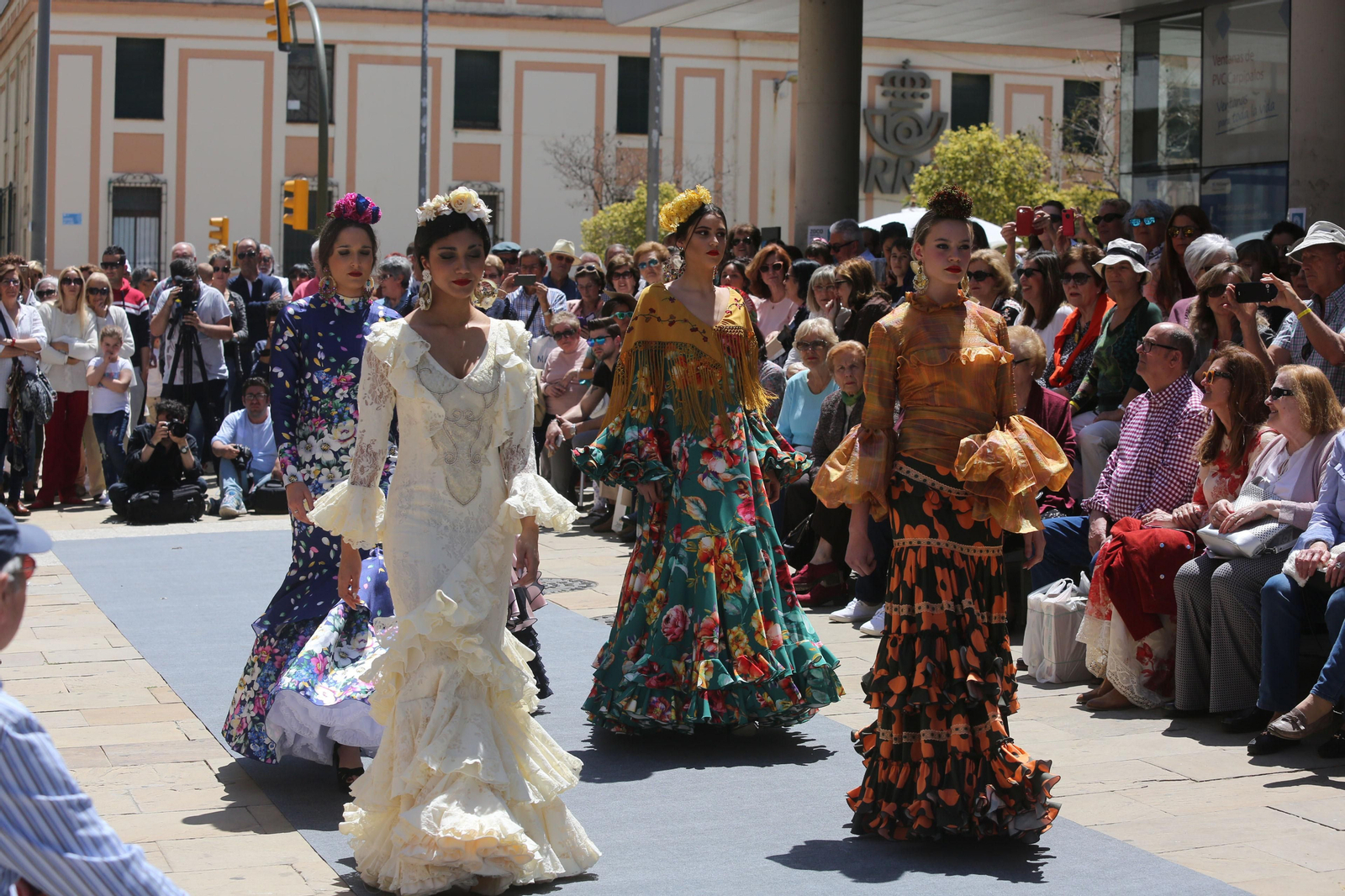 Una imagen del desfile 'Cajasol de Volantes', celebrado recientemente en Huelva, con numerosos trajes de flamenca.