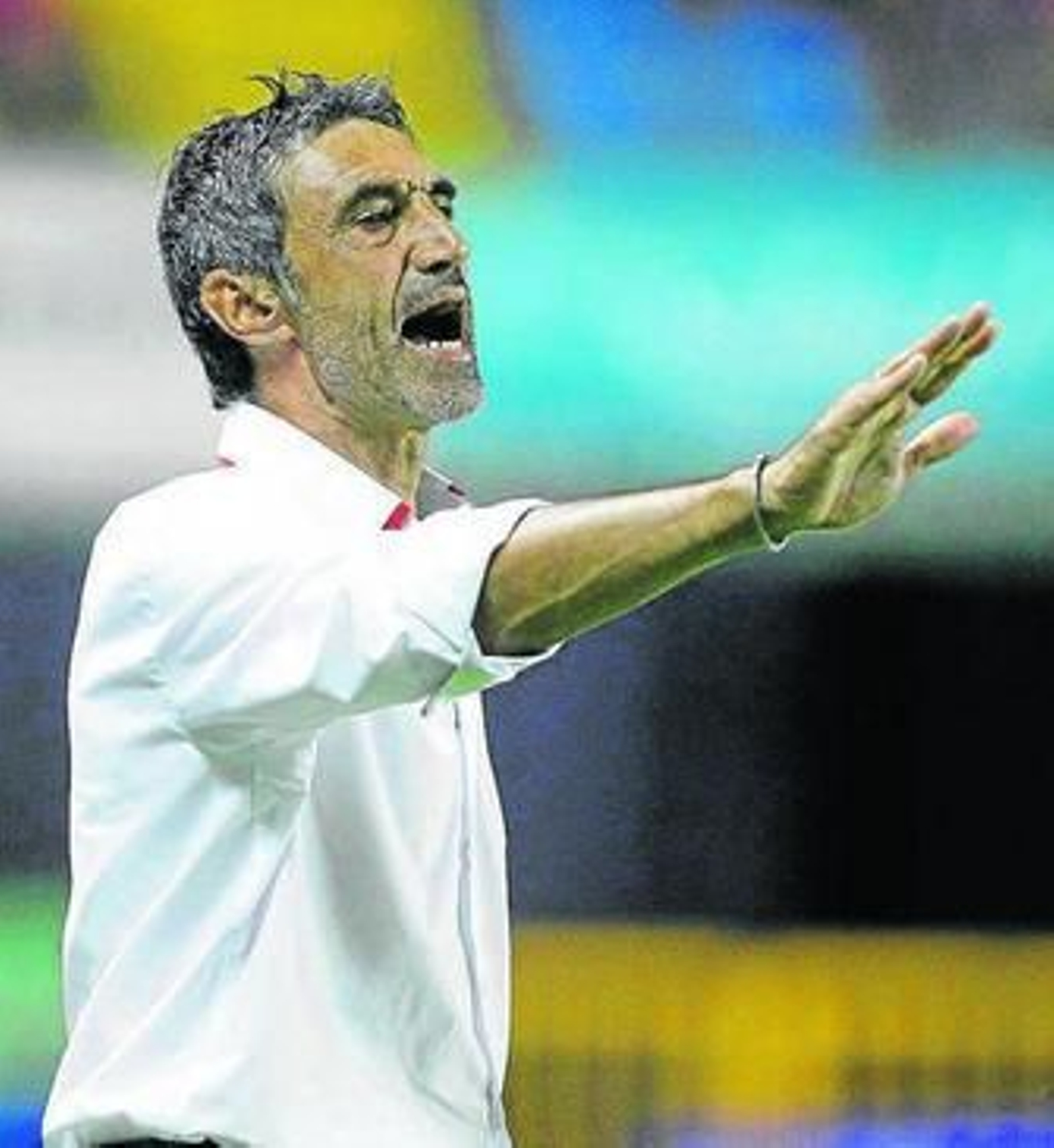 Antonio Álvarez da instrucciones a sus jugadores.