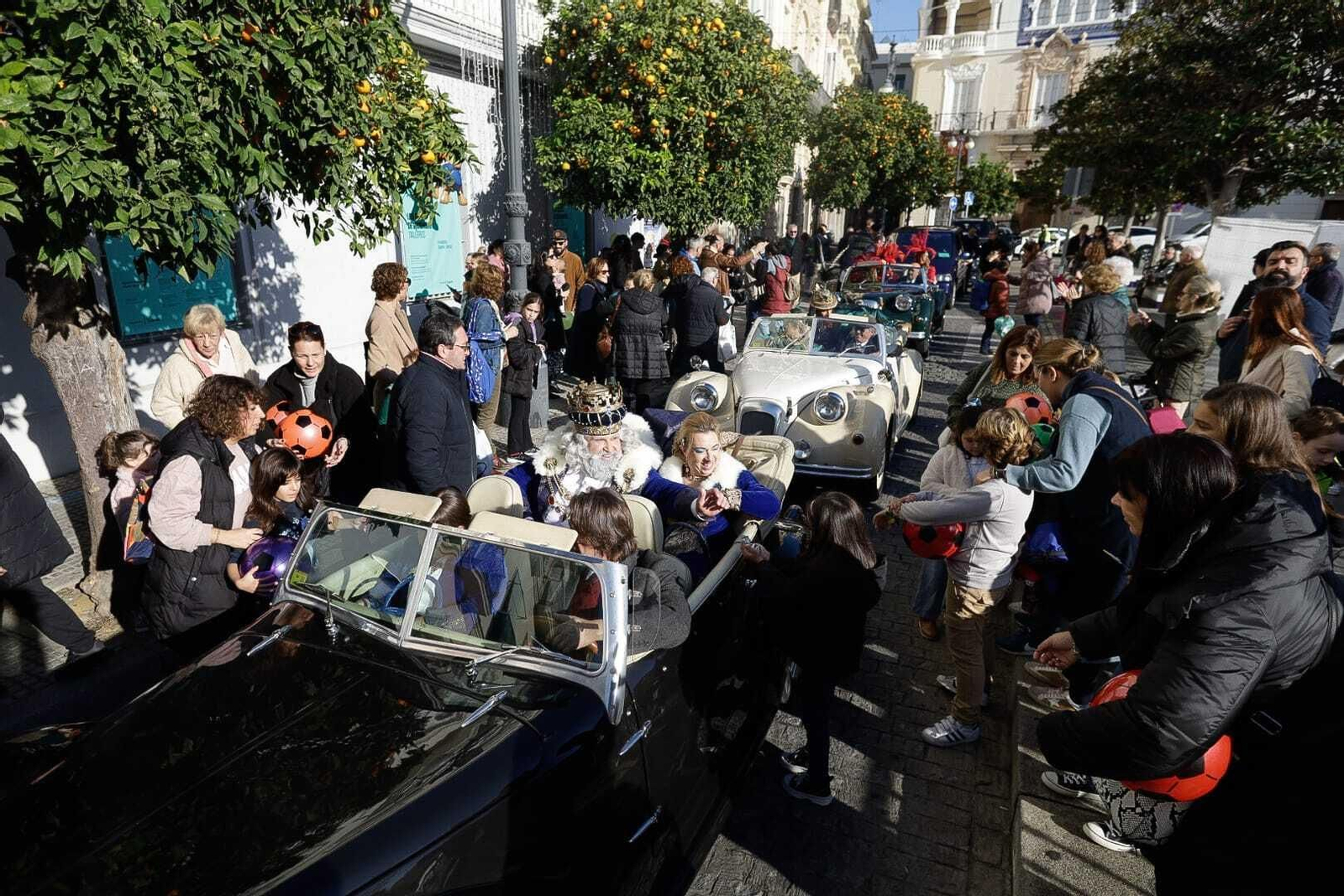 Imágenes de los Reyes Magos recorriendo Cádiz el 5 de enero