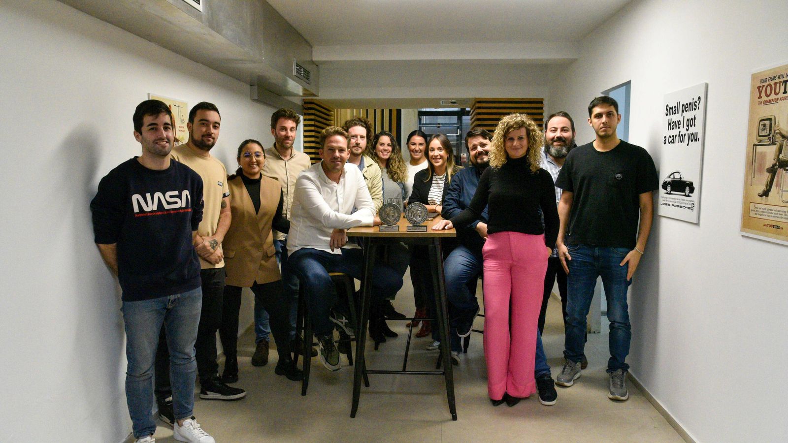 El equipo de "Los creativos de Hawkins" dentro de sus instalaciones.