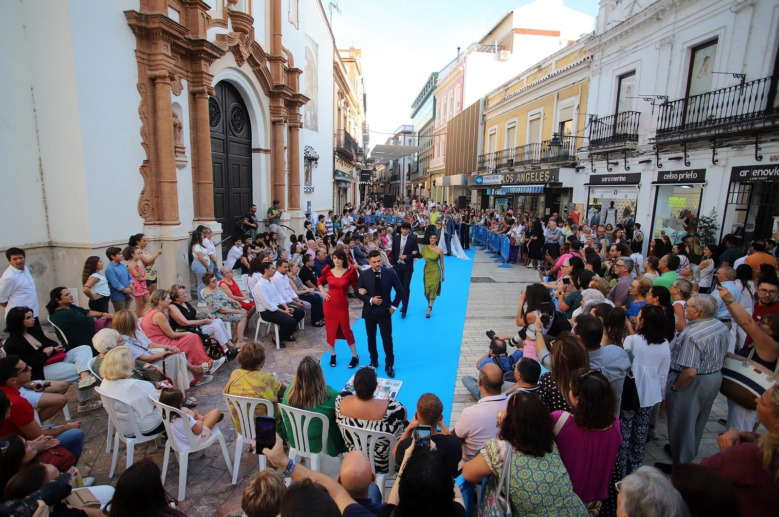 Imágenes de Huelva en blanco y azul, la noche del comercio