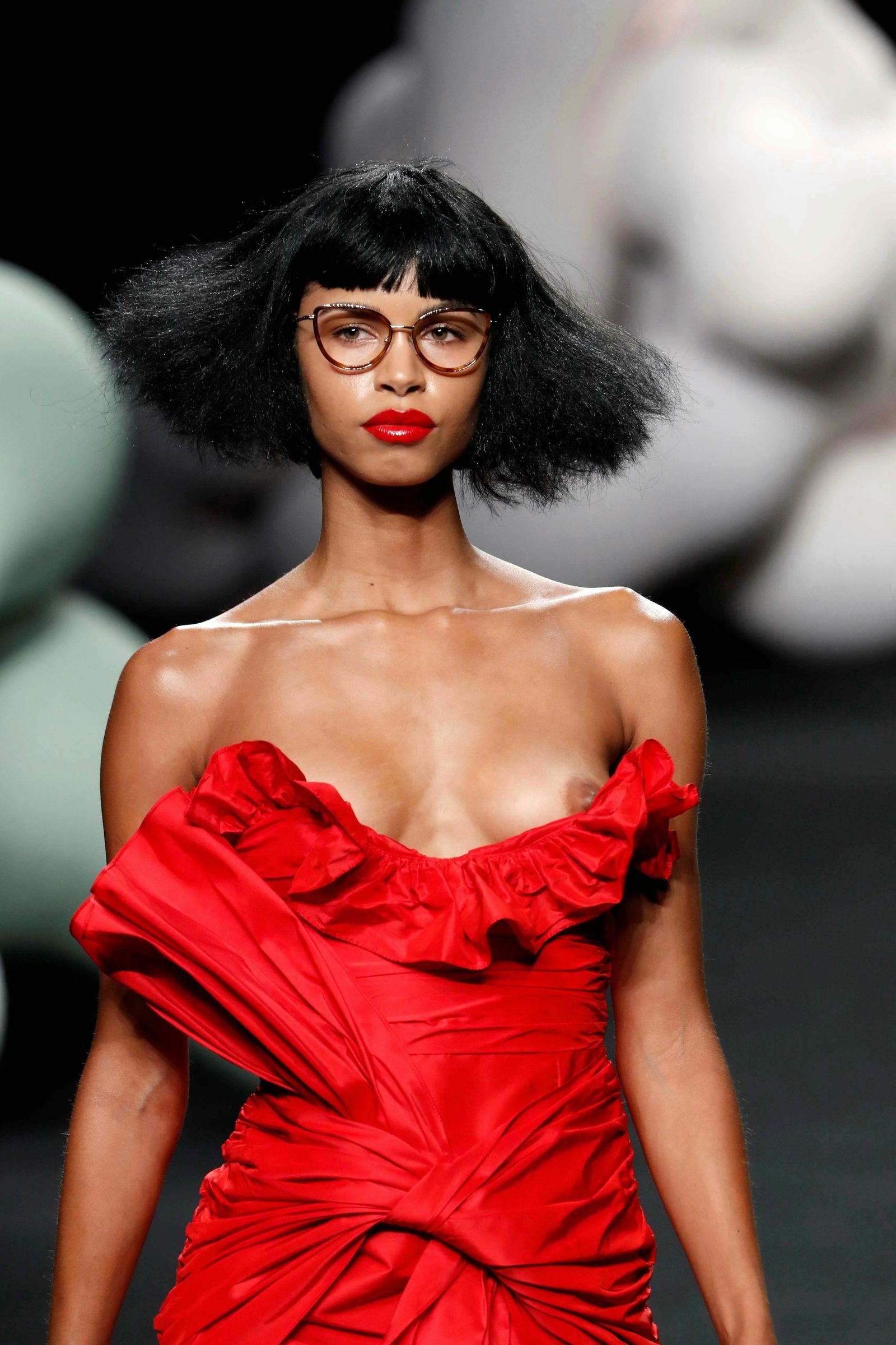 Vestido de cóctel rojo firmado por Ana Locking.