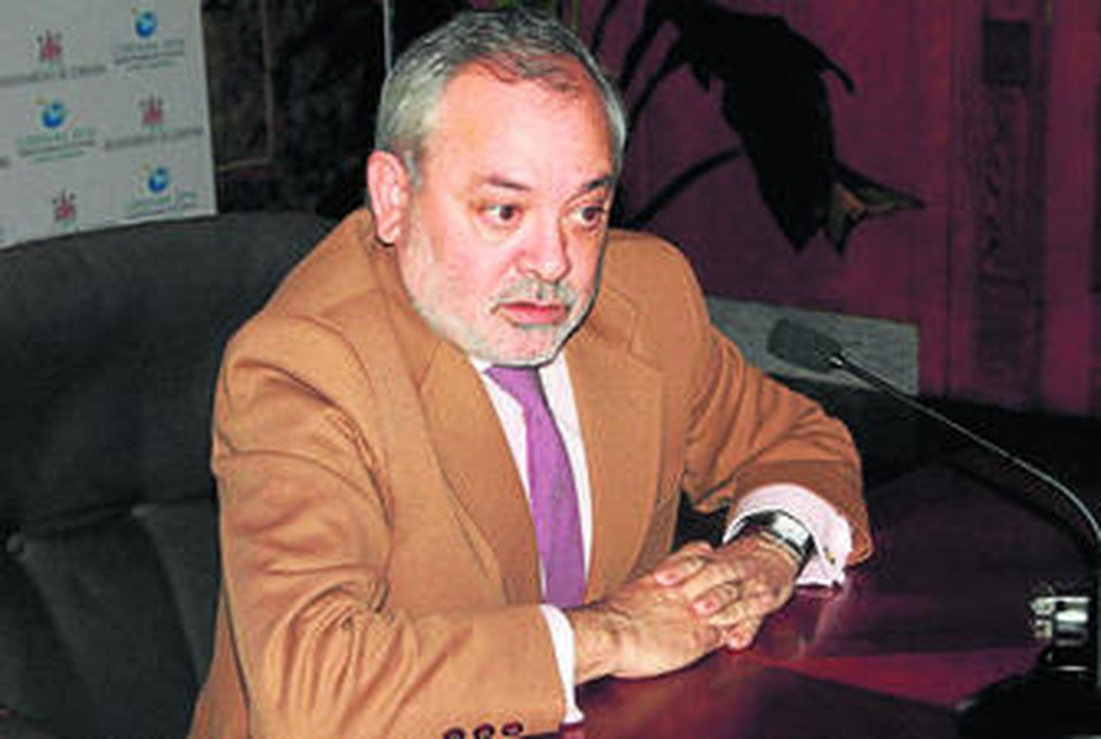 1. El alcalde, Andrés Ocaña, en su comparecencia acusando a Nieto de "insultar". 2. El portavoz del Partido Popular se dirige a los medios para pedir disculpas por sus palabras sobre las "sustancias". 3. El portavoz de IU, Francisco Tejada, durante su discurso.