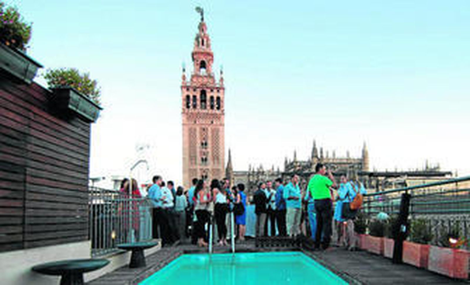 1. La terraza de EME Catedral Hotel acogió el martes la inauguración del ciclo. 2. El sumiller Fran León dirigirá las catas. 3. Detalle de los vinos.