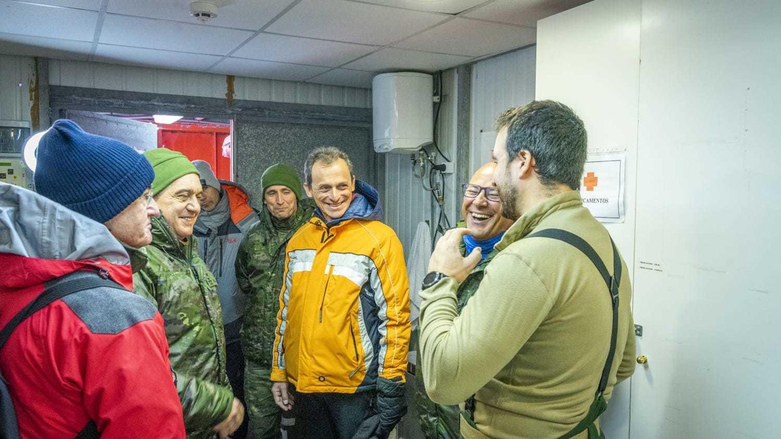 El teniente médico Óscar Garrido explica su área al ministro su actividad en la Antártida, y dice que “las risas eran reales”.