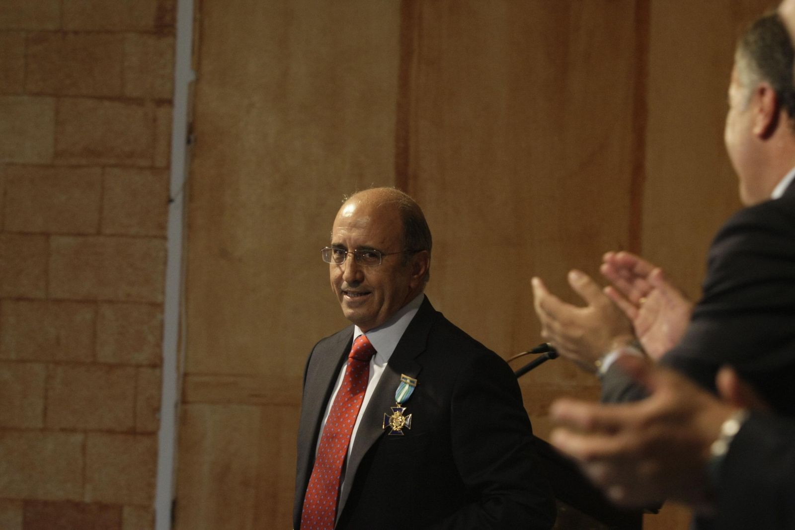 Villabona, al recibir la medalla de la Policía Local en Algeciras.