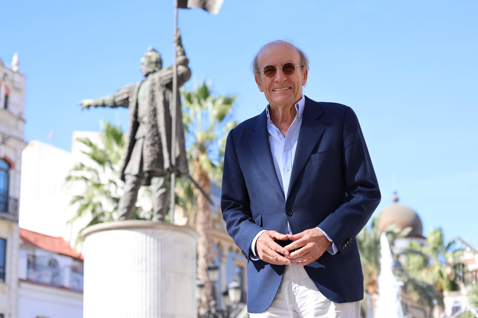 Pedro Rodríguez posa junto al monumento a Colón de la Plaza de las Monjas.
