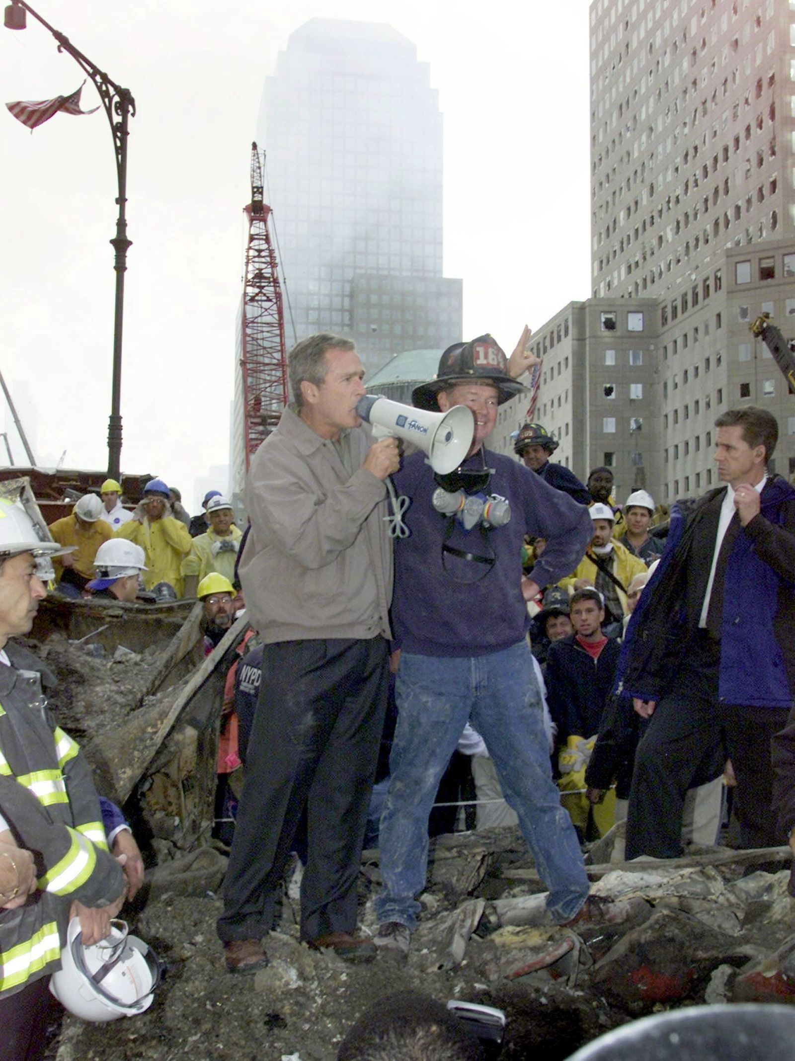 El presidente de Estados Unidos George Bush entre los restos de las Torres Gemelas.