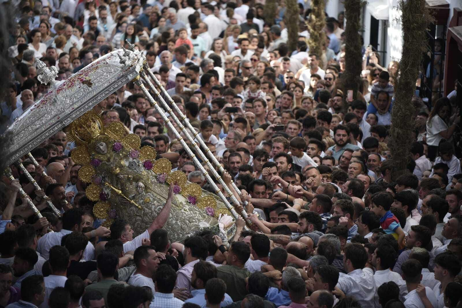La Virgen del Rocío regresa a la iglesia tras 13 horas de procesión, en imágenes