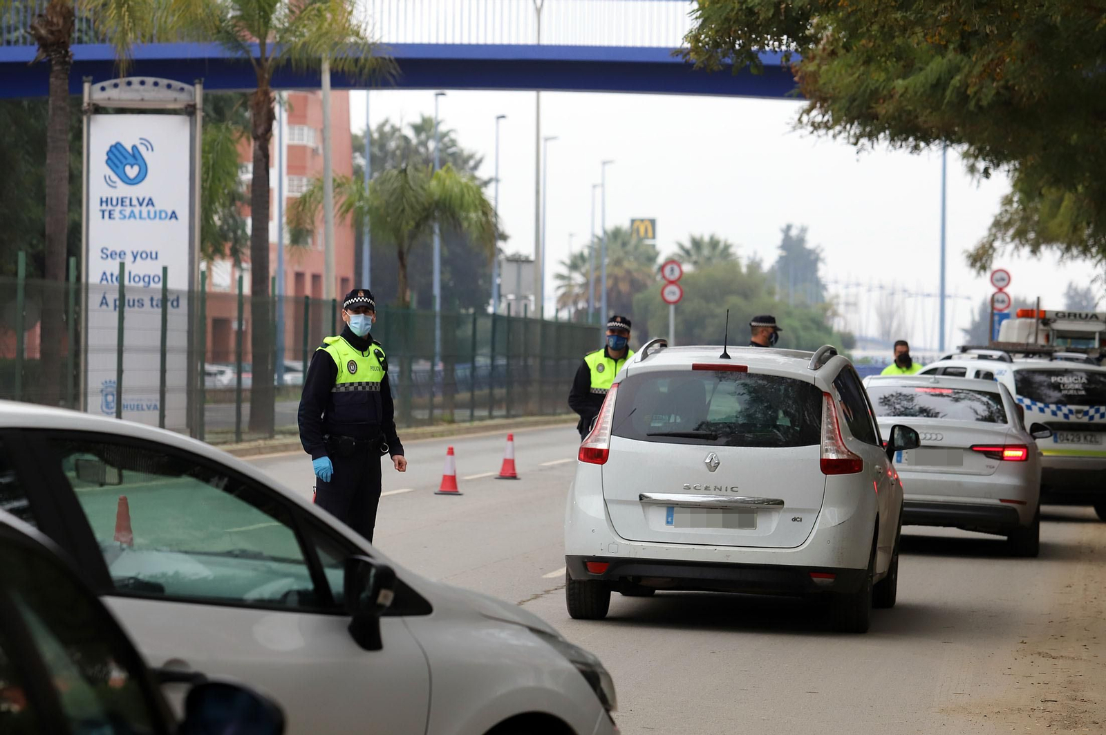 Imágenes del control de la Policía Local en la avenida Costa de la Luz