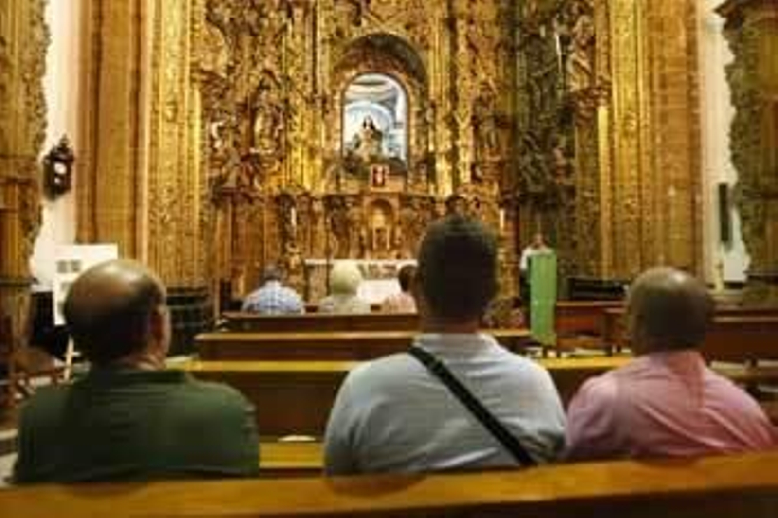 Un grupo de fieles asiste a uno de los cultos que se celebran en la iglesia de La Pastora, que cerrará al culto en las próximas semanas. /Joaquín Pino