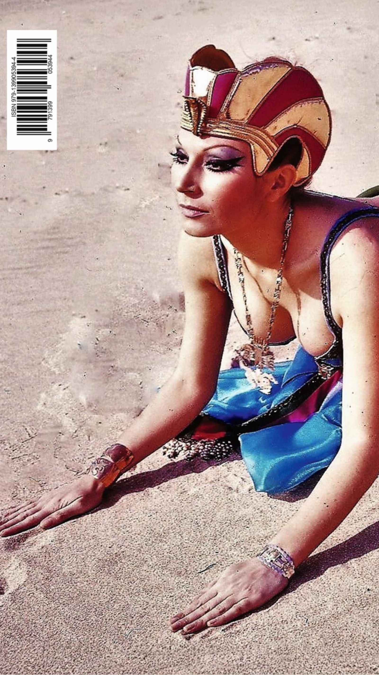 Contraportada de la obra, una fotografía de Rocío Jurado caracterizada como Cleopatra.