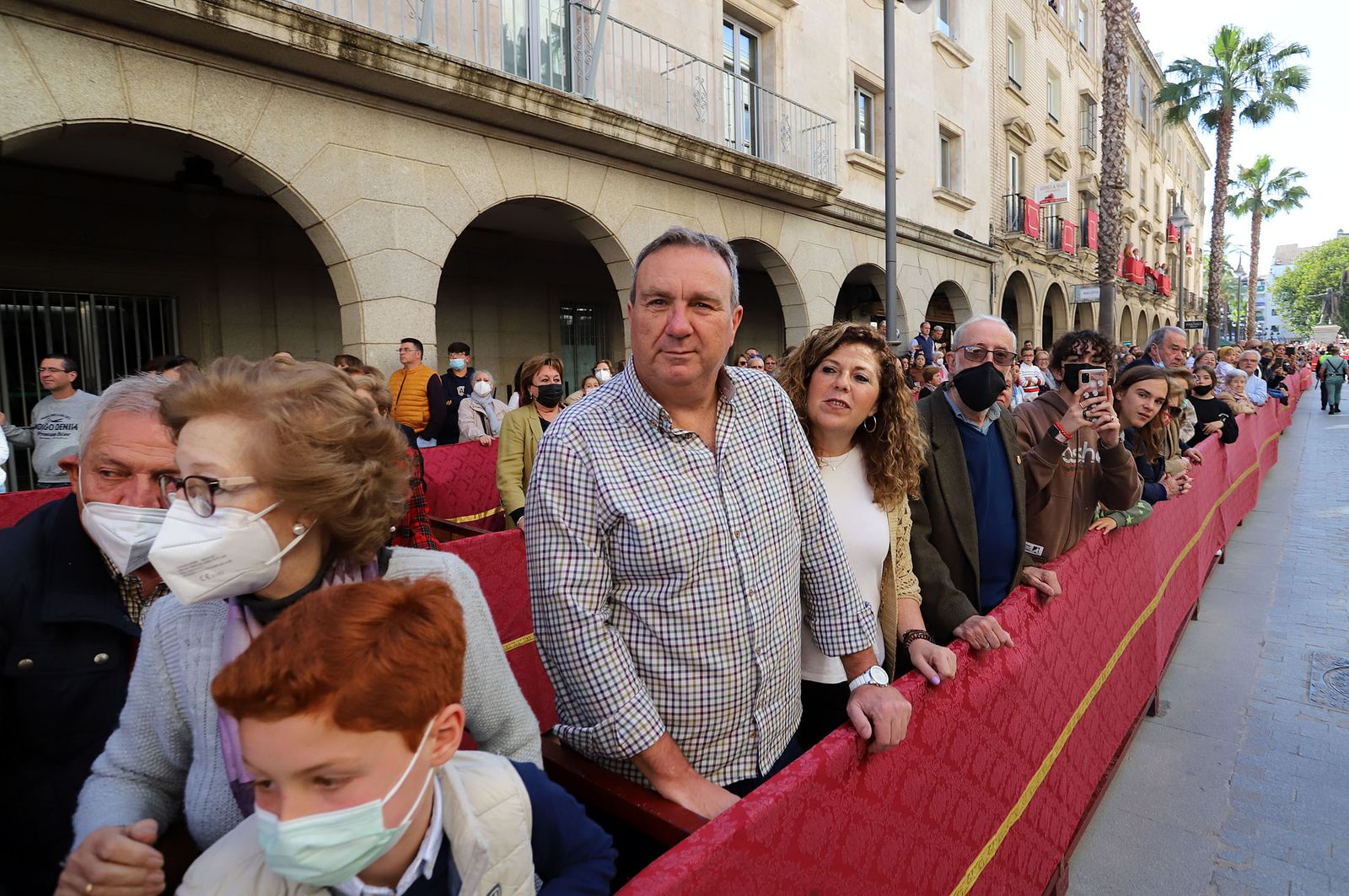 Ambiente en las calles de Huelva para ver la Legión junto al Cristo de la Vera+Cruz