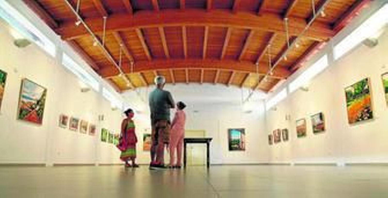 Algunos de los cuadros de la exposición de Ana Feu -en la imagen del centro-.