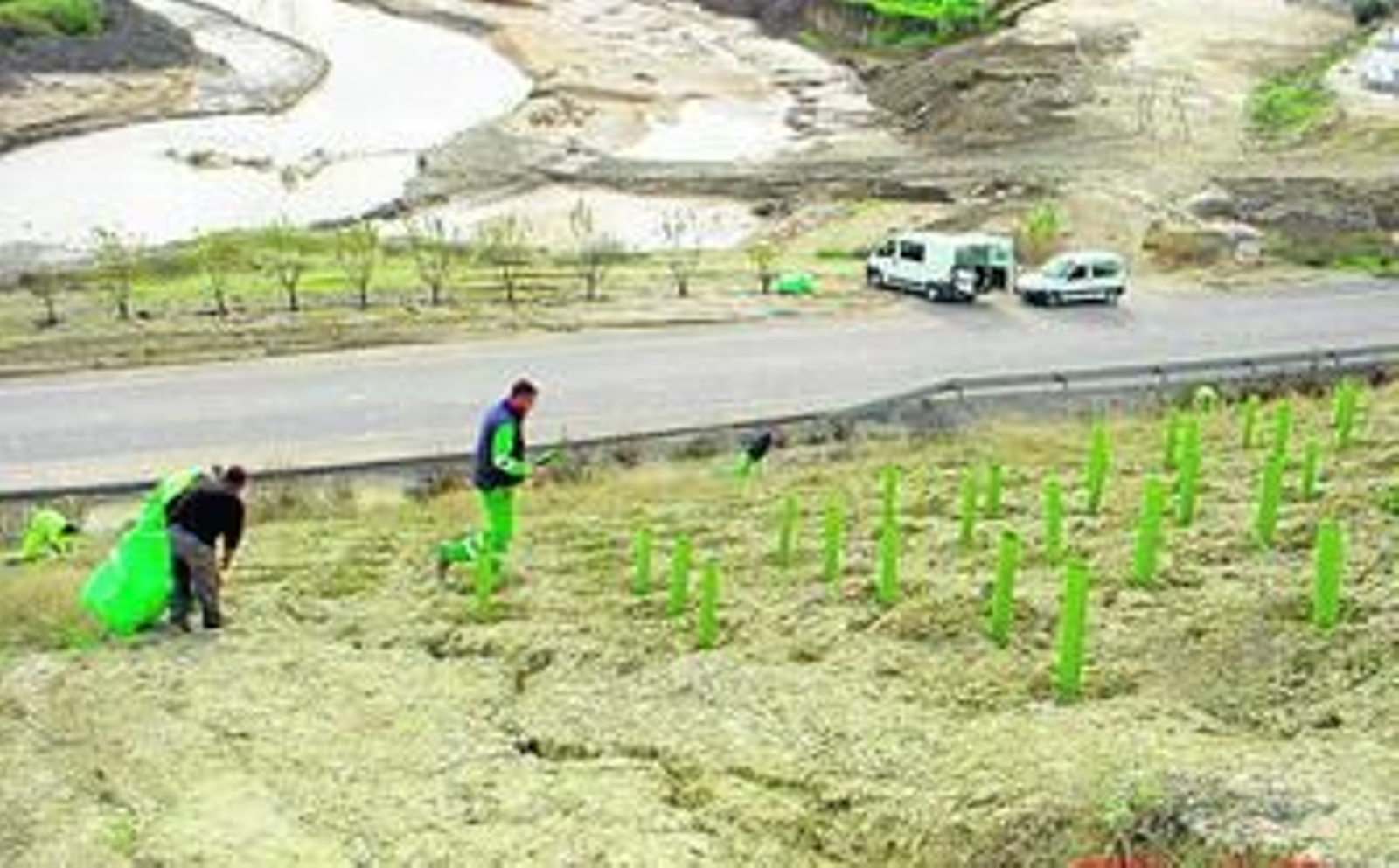 Trabajos que se están realizando en los taludes de las dos carreteras.