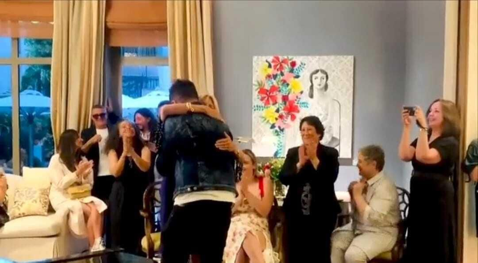 Pablo López y Jill Biden abrazándose, después de que interpretara 'El Patio' en la Embajada de EEUU.