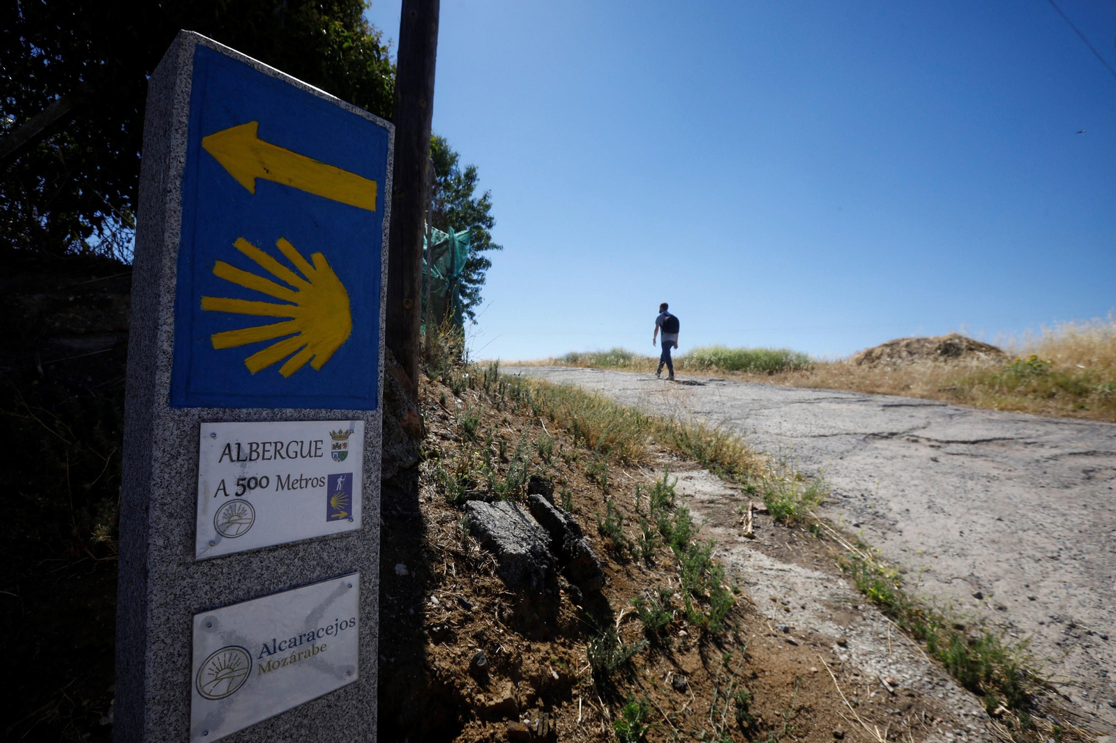 Un peregrino recorre el Camino Mozárabe de Santiago desde Córdoba. Un peregrino recorre el Camino Mozárabe de Santiago desde Córdoba.