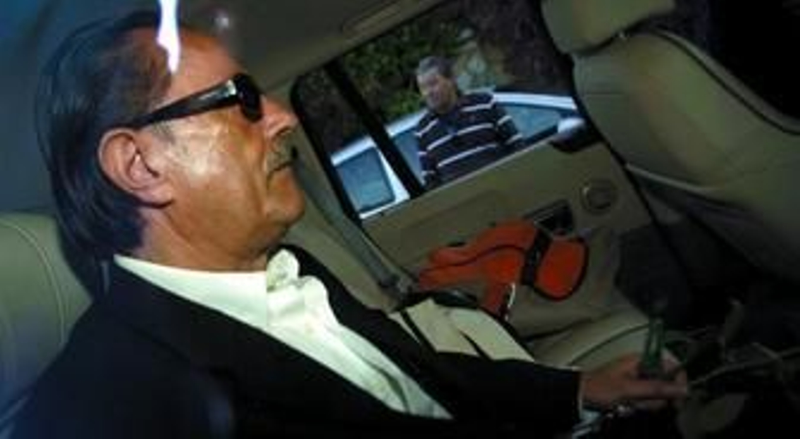 Julián Muñoz, ayer, en el coche que lo condujo a su casa de Marbella tras salir de la cárcel a primera hora de la mañana.