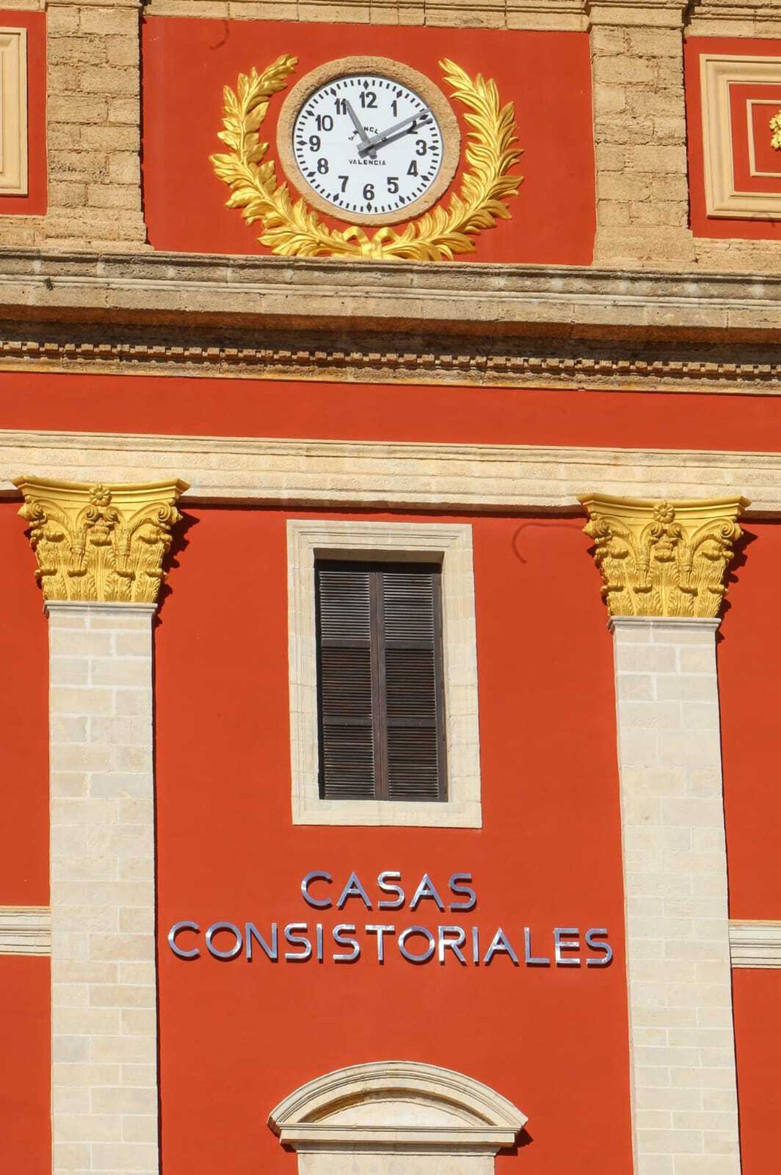 Letrero colocado en la fachada del Ayuntamiento.