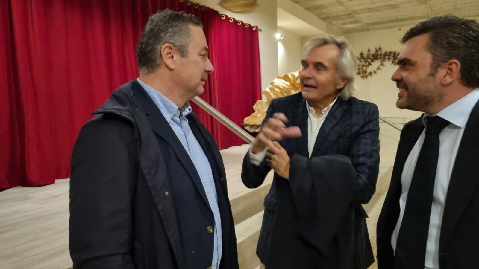 Antonio Díaz con Antonio López Cano y su hijo Antonio López Sifferle, durante el acto.