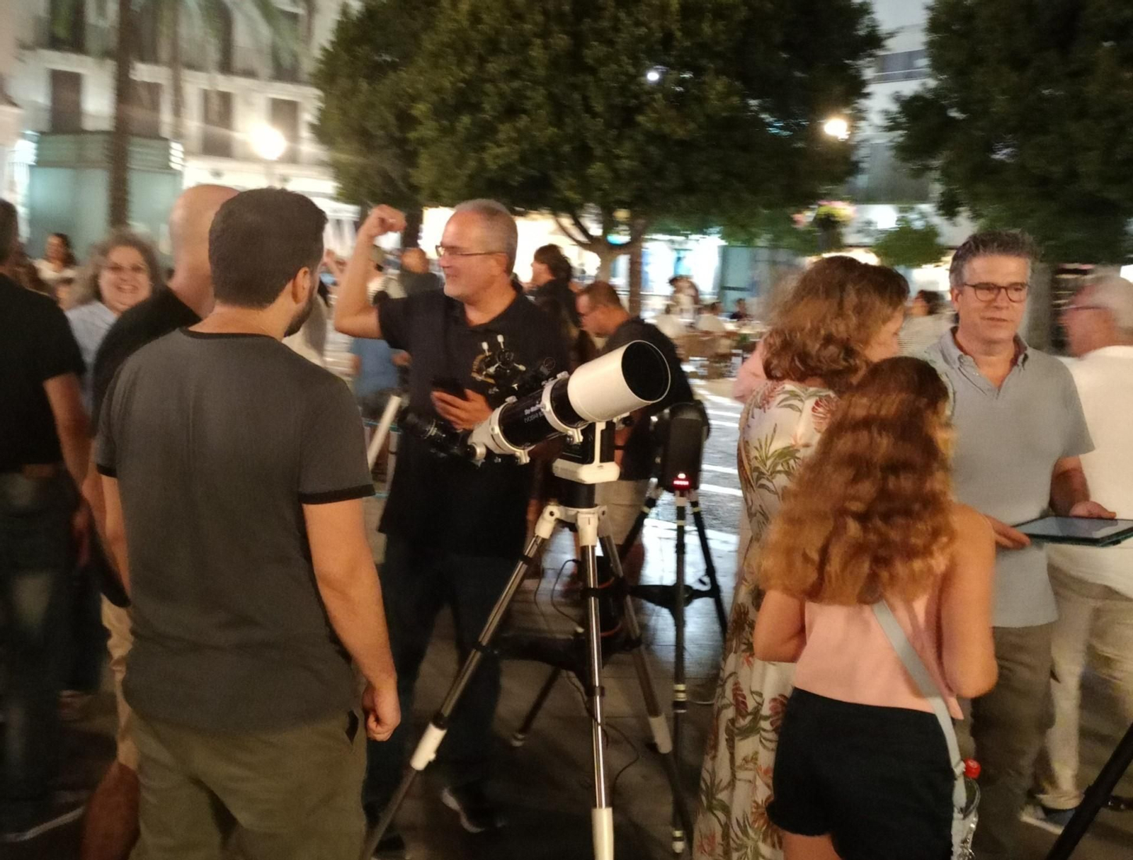 Imagen de la Noche Internacional de Observación de la Luna celebrada en la plaza del Arenal de Jerez Imagen de la Noche Internacional de Observación de la Luna celebrada en la plaza del Arenal de Jerez