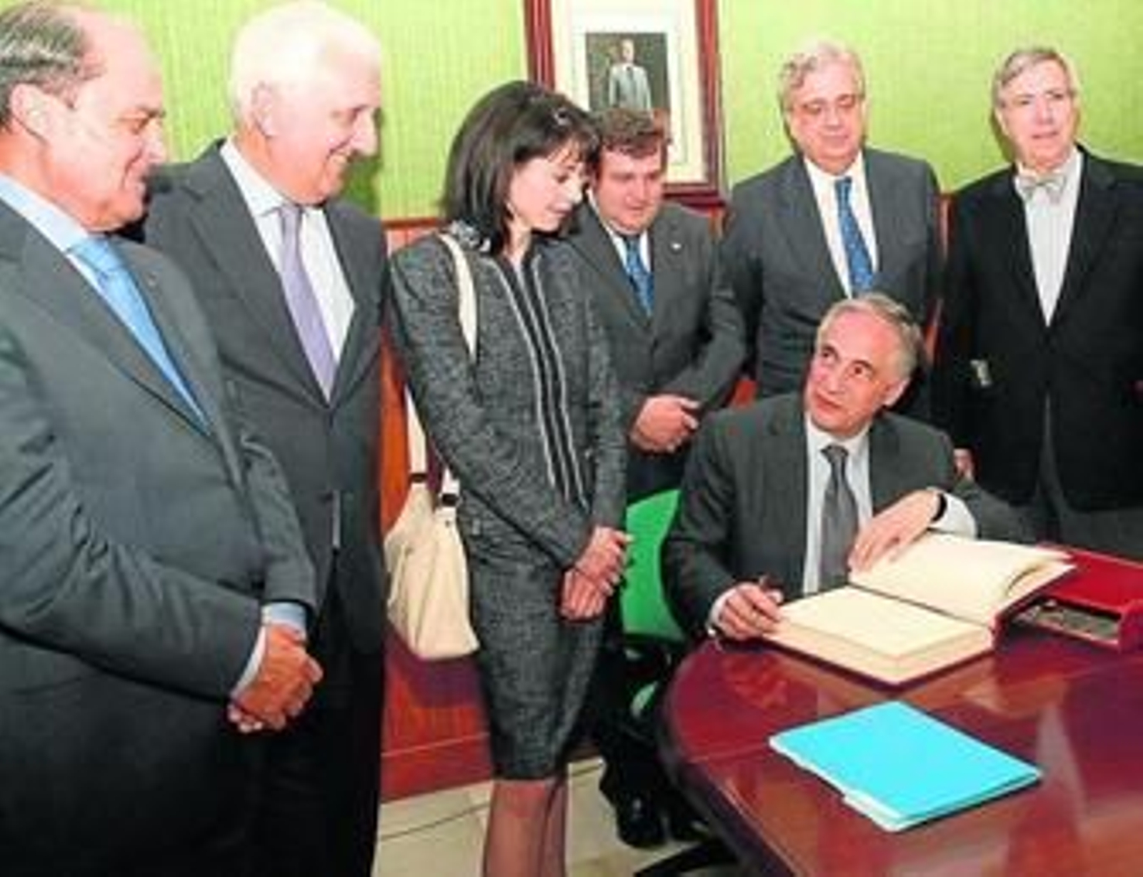Robert Zimmer, firmando en el libro de honor de la Universidad de Huelva.
