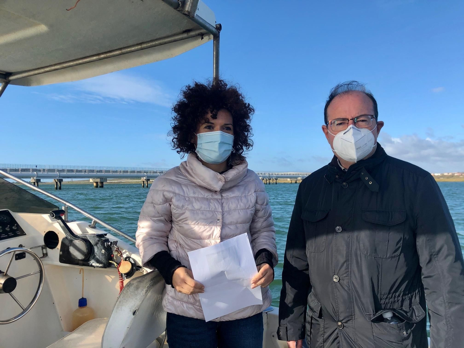 María Eugenia Limón y David González, en un barco.