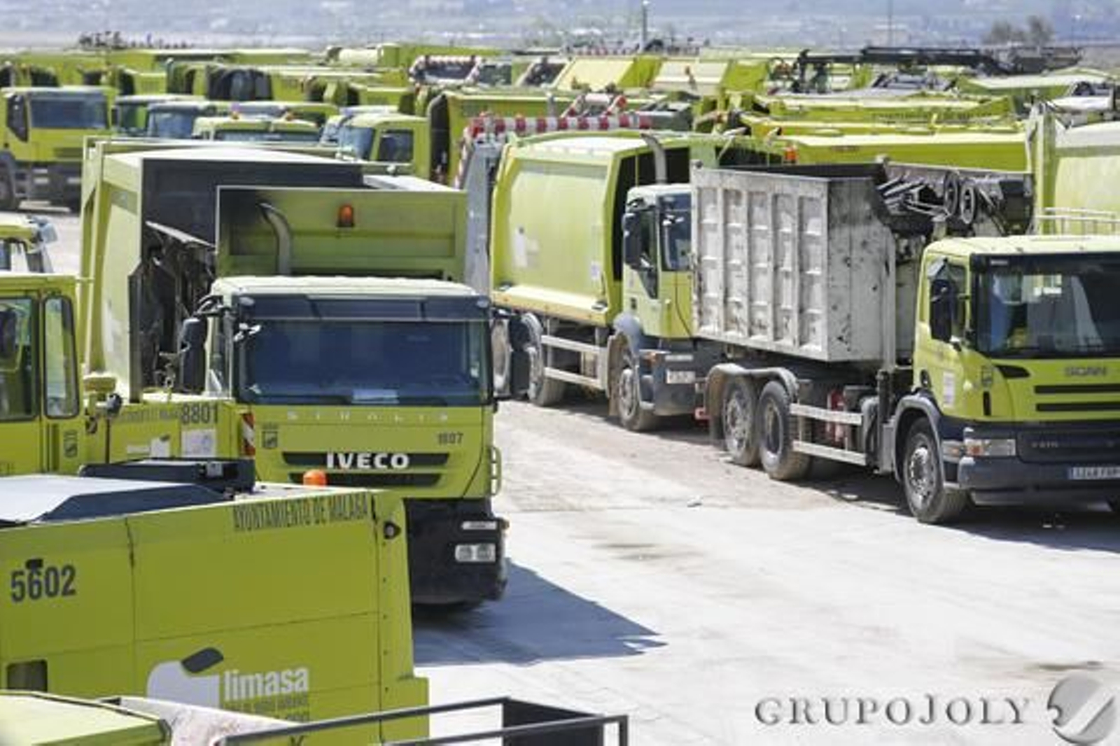 Camiones de Limasa en la sede de Los Ruices, el jueves.

Foto: Javier Albiñana
