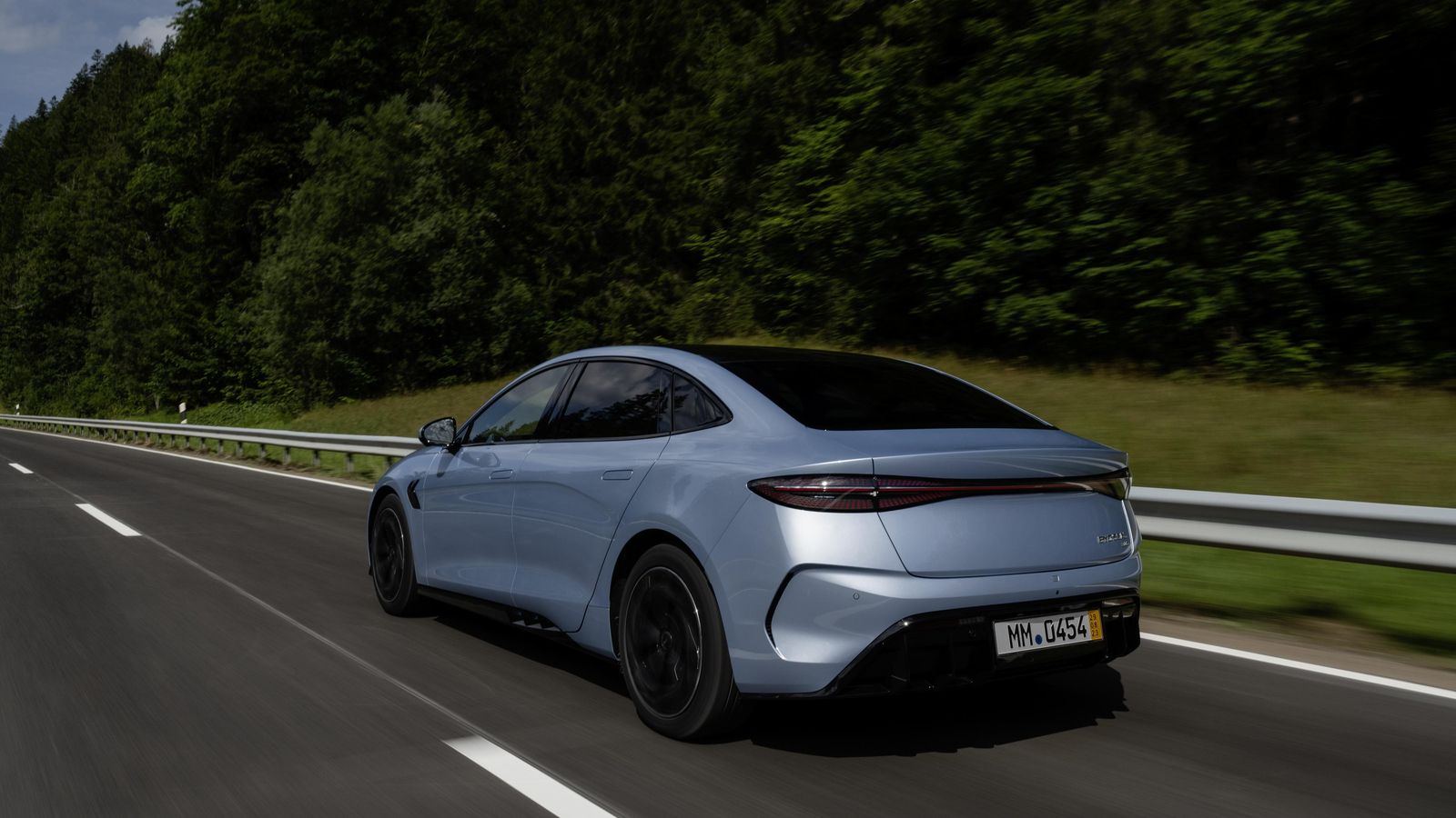 Esta berlina de BYD va a tener versiones con uno o dos motores, con una considerable diferencia de potencia entre ambas, pero menor de autonomía.