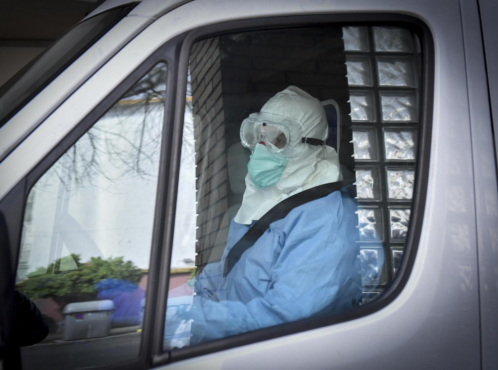 La Junta retira un lote de mascarillas defectuosas del Virgen de las Nieves y hará test a los sanitarios que las han usado